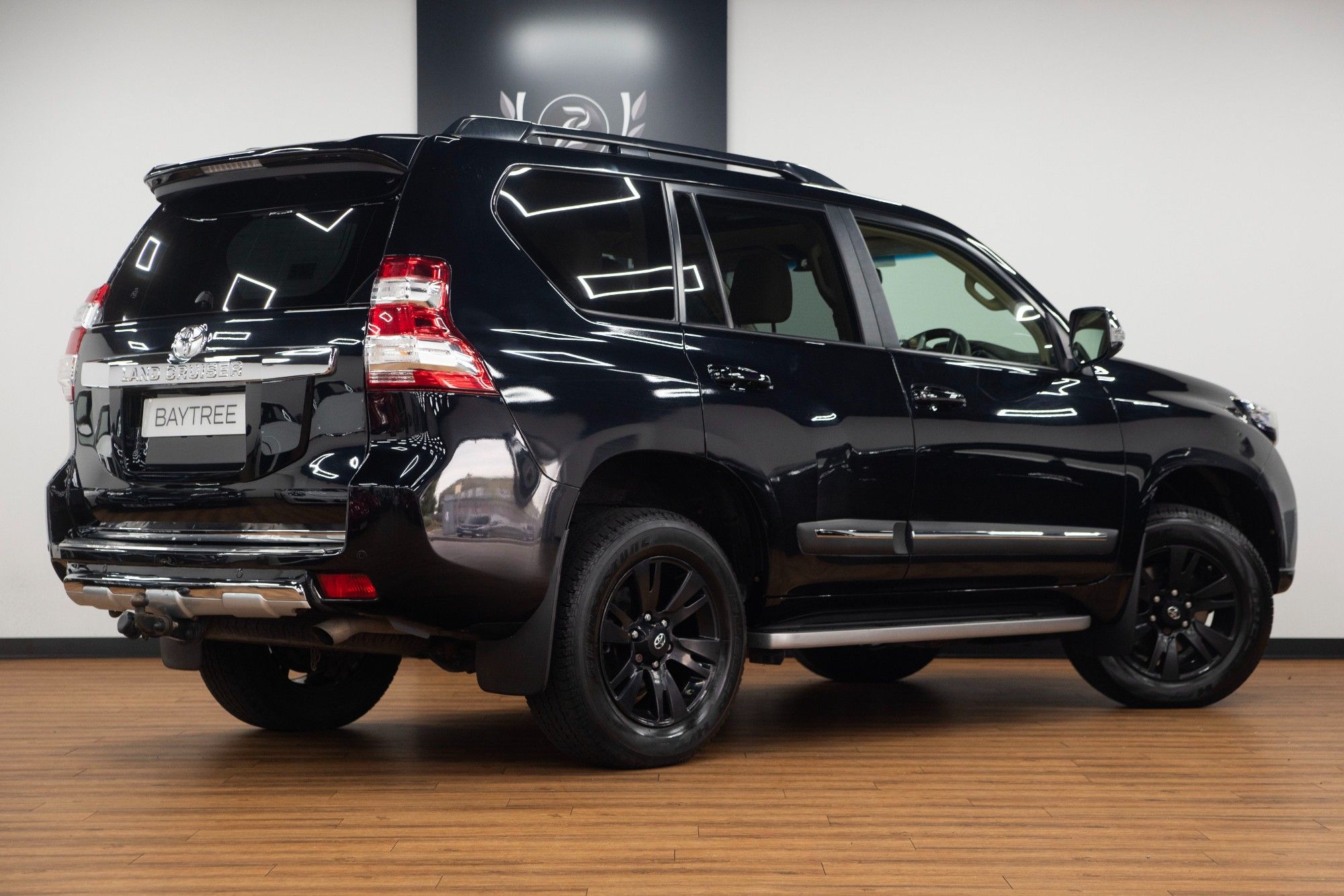 USED 2017 66 TOYOTA LAND CRUISER 2.8D Invincible SUV 5dr Diesel Auto 4WD Euro 6 (7 Seats) (177 ps) 