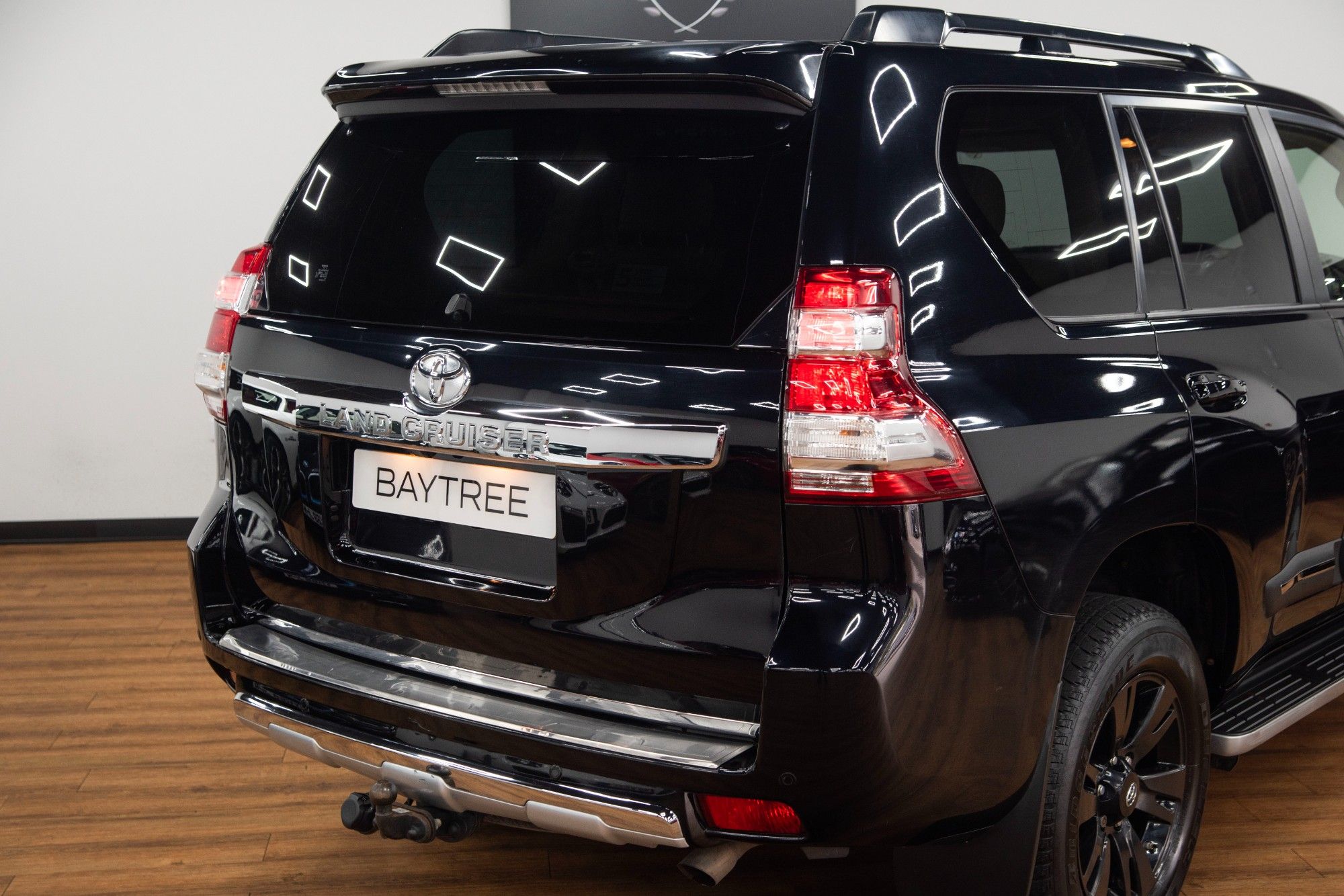 USED 2017 66 TOYOTA LAND CRUISER 2.8D Invincible SUV 5dr Diesel Auto 4WD Euro 6 (7 Seats) (177 ps) 