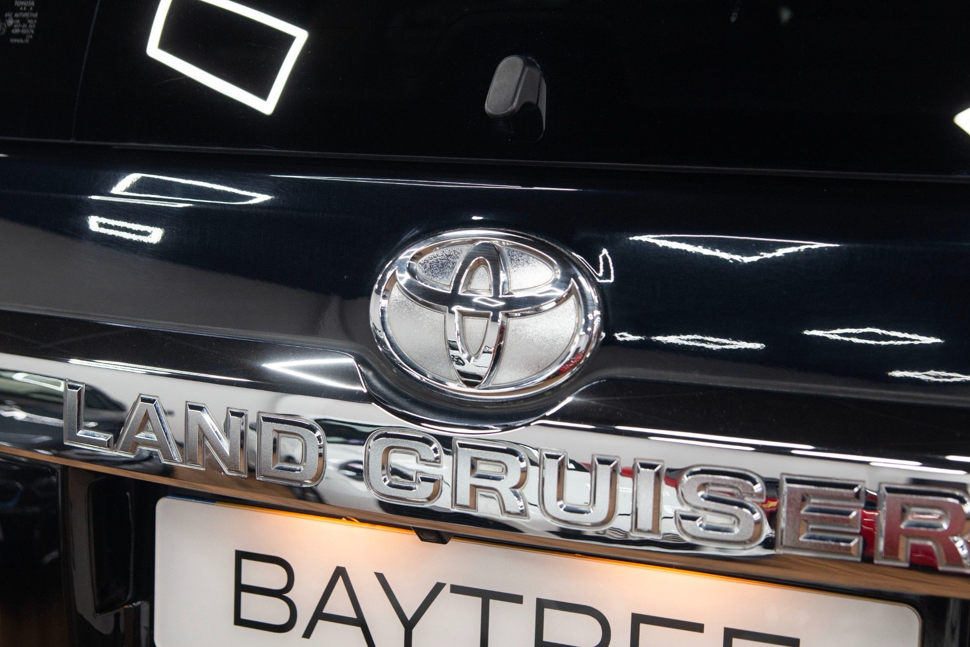 USED 2017 66 TOYOTA LAND CRUISER 2.8D Invincible SUV 5dr Diesel Auto 4WD Euro 6 (7 Seats) (177 ps) 