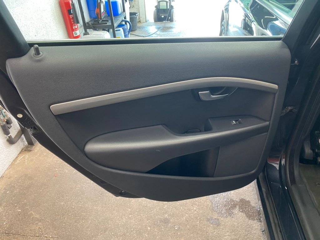 USED 2013 63 VOLVO V70 2.0 D4 Business Edition Estate 5dr Diesel Manual Euro 5 (s/s) (163 ps) HEATED SEATES, NAVIGATION, DAB