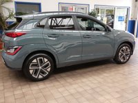 USED 2022 HYUNDAI KONA 64kWh Premium SUV 5dr Electric Auto (10.5kW Charger) (204 ps) SAT NAV HEATED SEATS CRUISE CONTROL REAR VIEW CAMERA 1 OWNER FROM NEW  EXCELLENT SERVICE HISTORY HYUNDAI WARRANTY