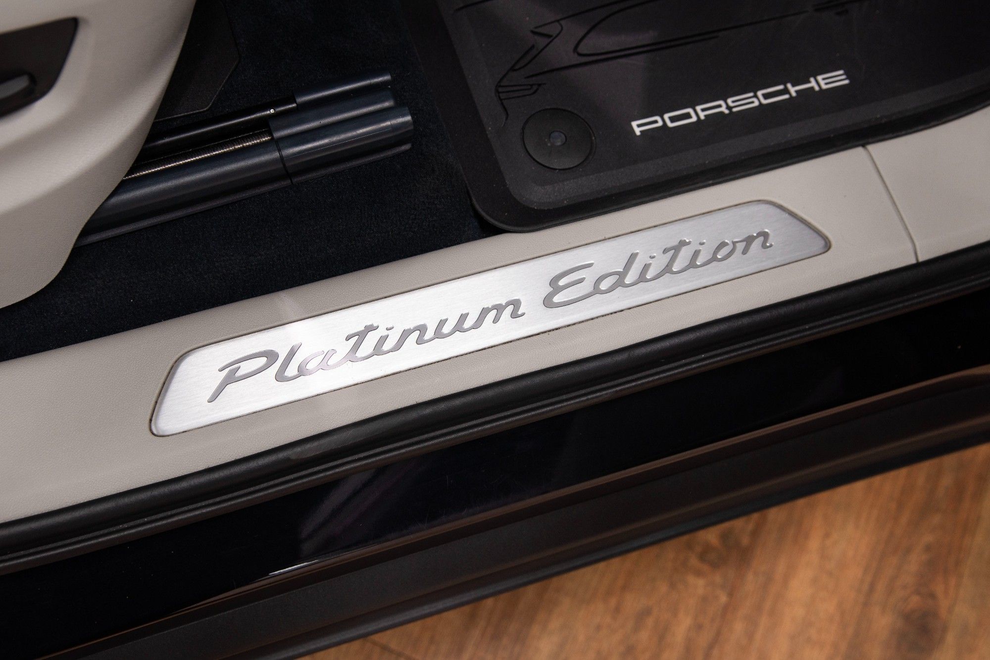 USED 2023 72 PORSCHE CAYENNE 3.0 V6 E-Hybrid 17.9kWh Platinum Edition Petrol Plug-in Hybrid  