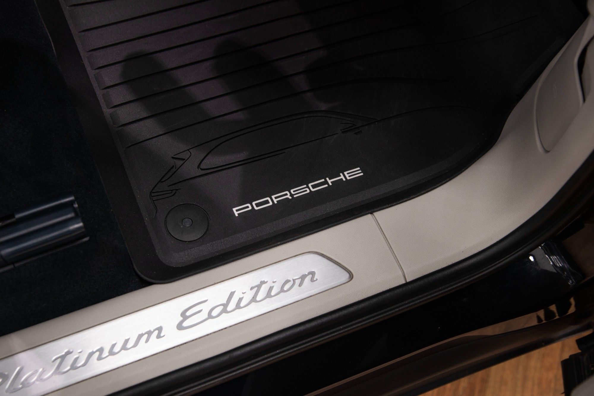 USED 2023 72 PORSCHE CAYENNE 3.0 V6 E-Hybrid 17.9kWh Platinum Edition Petrol Plug-in Hybrid  
