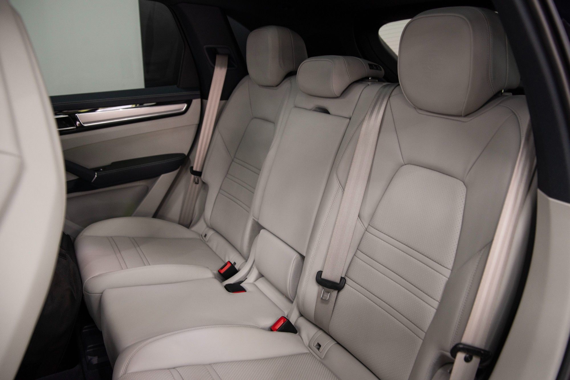 USED 2023 72 PORSCHE CAYENNE 3.0 V6 E-Hybrid 17.9kWh Platinum Edition Petrol Plug-in Hybrid  