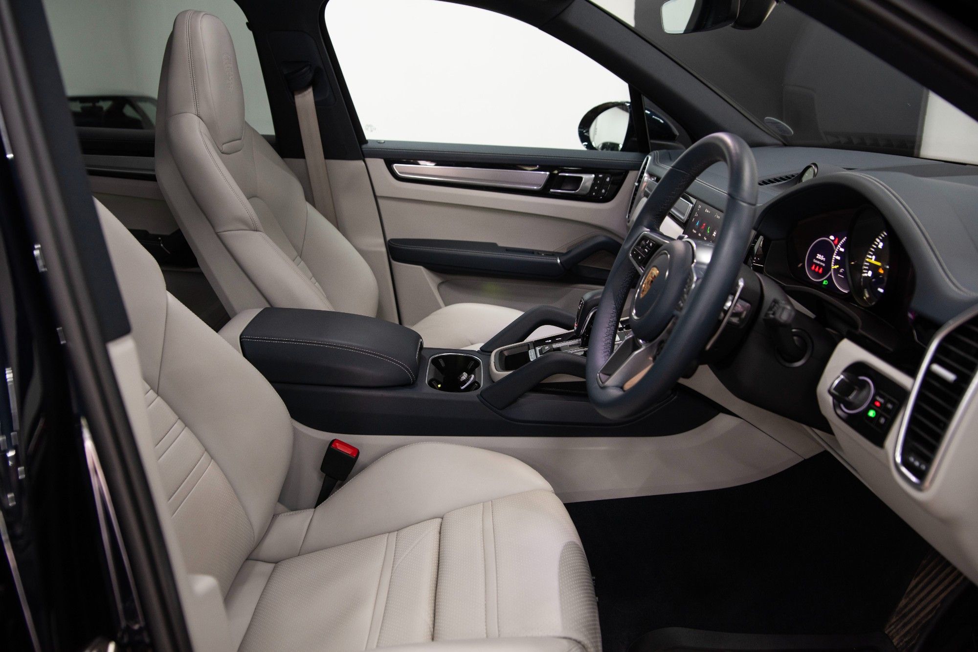 USED 2023 72 PORSCHE CAYENNE 3.0 V6 E-Hybrid 17.9kWh Platinum Edition Petrol Plug-in Hybrid  