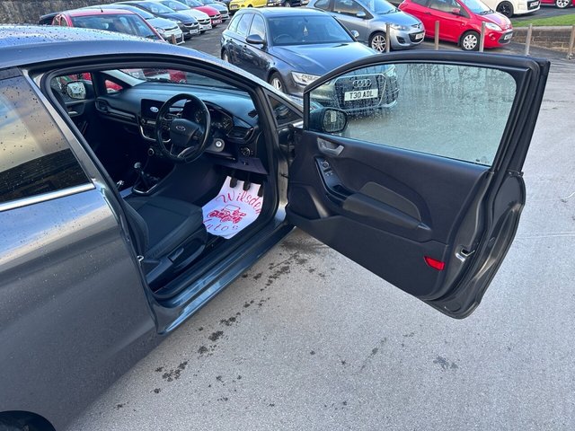 2017 FORD, FIESTA - Photo 9