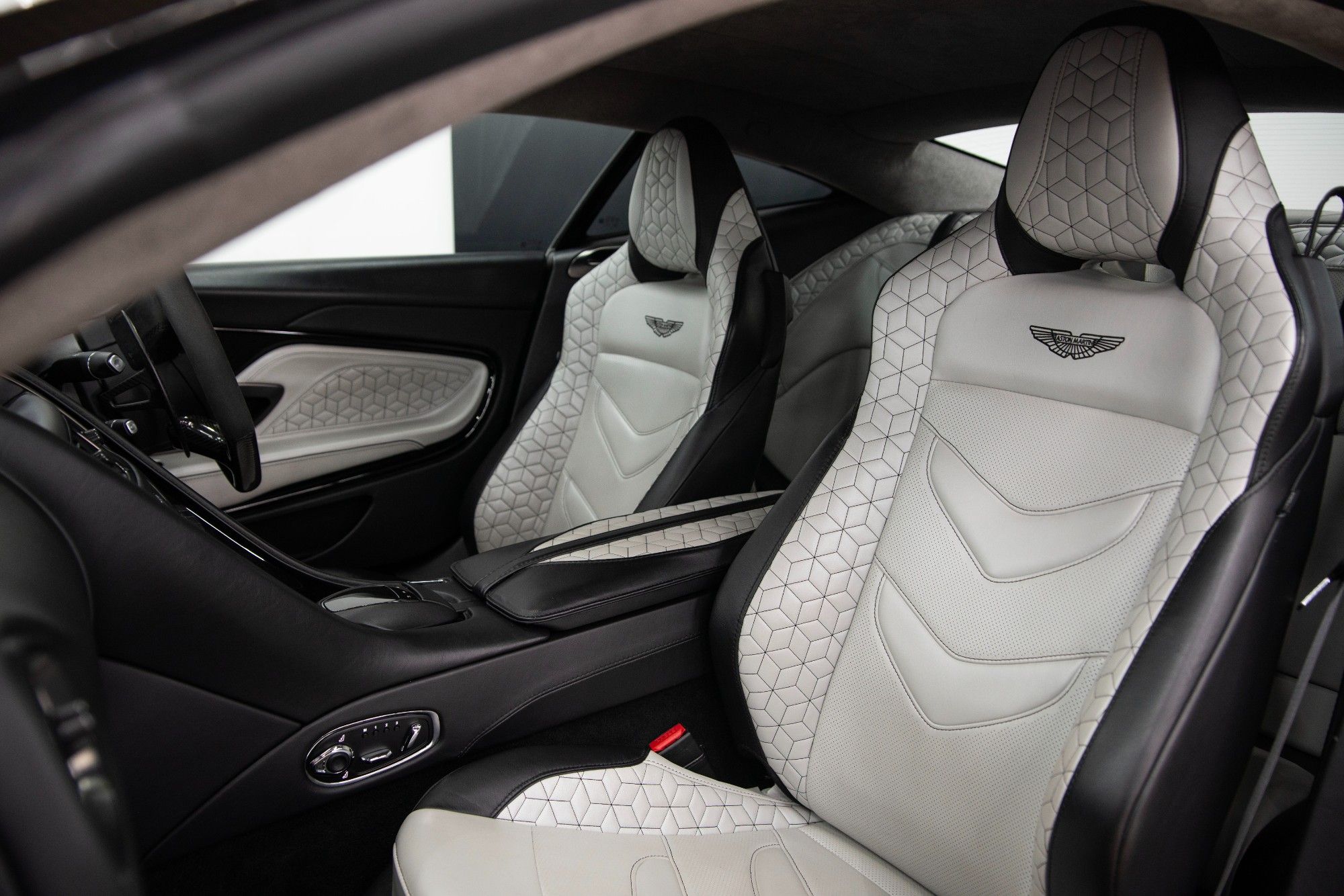 USED 2018 68 ASTON MARTIN DBS 5.2 V12 BiTurbo Superleggera Coupe 