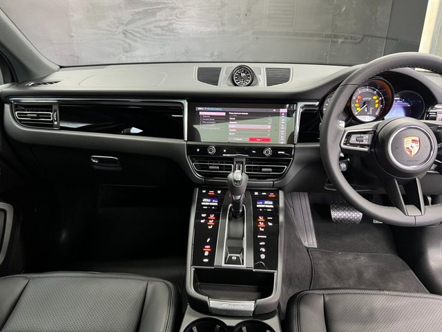 2025 PORSCHE MACAN - Photo 12