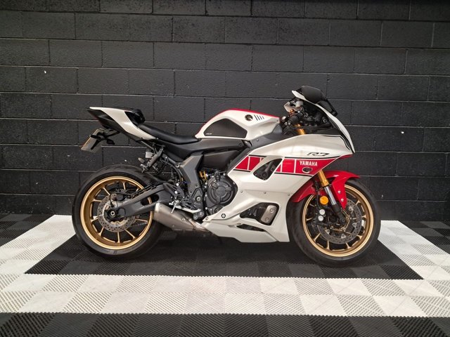 View our YAMAHA R7