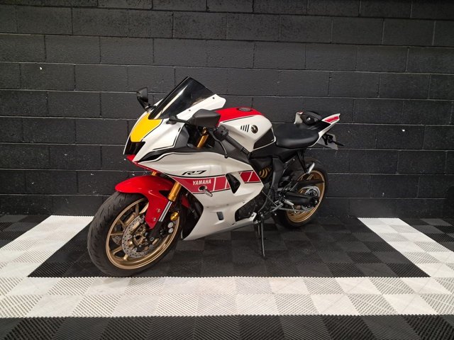 View our YAMAHA R7