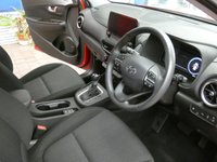 USED 2022 22 HYUNDAI KONA 1.6 h-GDi Premium SUV 5dr Petrol Hybrid DCT Euro 6 (s/s) (141 ps) SAT NAV REAR VIEW CAMERA CRUISE CONTROL PARKING SENSORS 1 OWNER SERVICE HISTORY HYUNDAI WARRANTY TILL MACH 2027