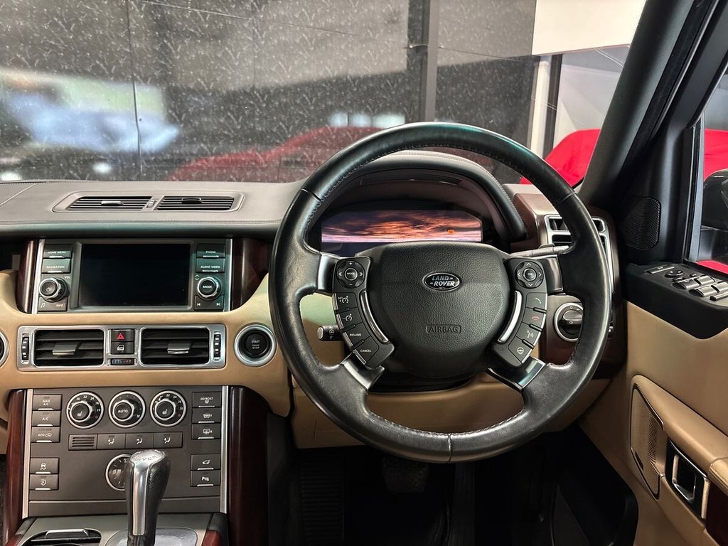 USED 2010 10 LAND ROVER RANGE ROVER 3.6 TD V8 Vogue SUV 5dr Diesel Auto 4WD Euro 4 (271 ps) CLEAR GLASS|GALWAY GREEN/TAN