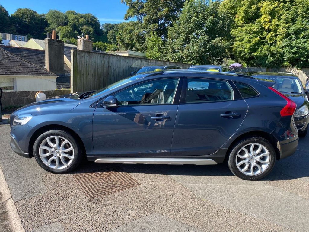 USED 2018 67 VOLVO V40 CROSS COUNTRY 1.5 T3 Pro Hatchback 5dr Petrol Auto Euro 6 (s/s) (152 ps) FULL SERVICE HISTORY