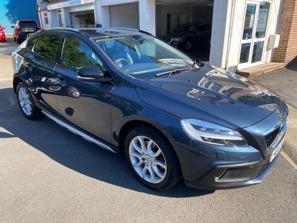 USED 2018 67 VOLVO V40 CROSS COUNTRY 1.5 T3 Pro Hatchback 5dr Petrol Auto Euro 6 (s/s) (152 ps) FULL SERVICE HISTORY