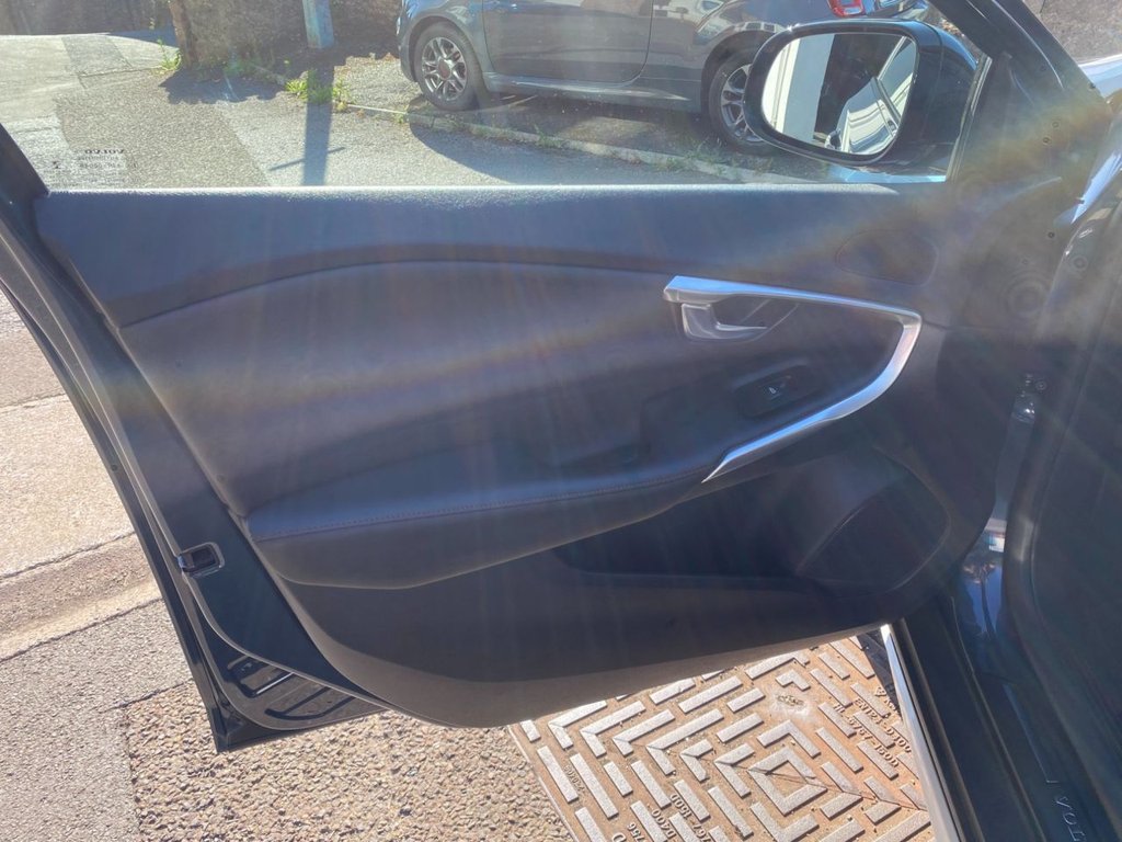 USED 2018 67 VOLVO V40 CROSS COUNTRY 1.5 T3 Pro Hatchback 5dr Petrol Auto Euro 6 (s/s) (152 ps) FULL SERVICE HISTORY