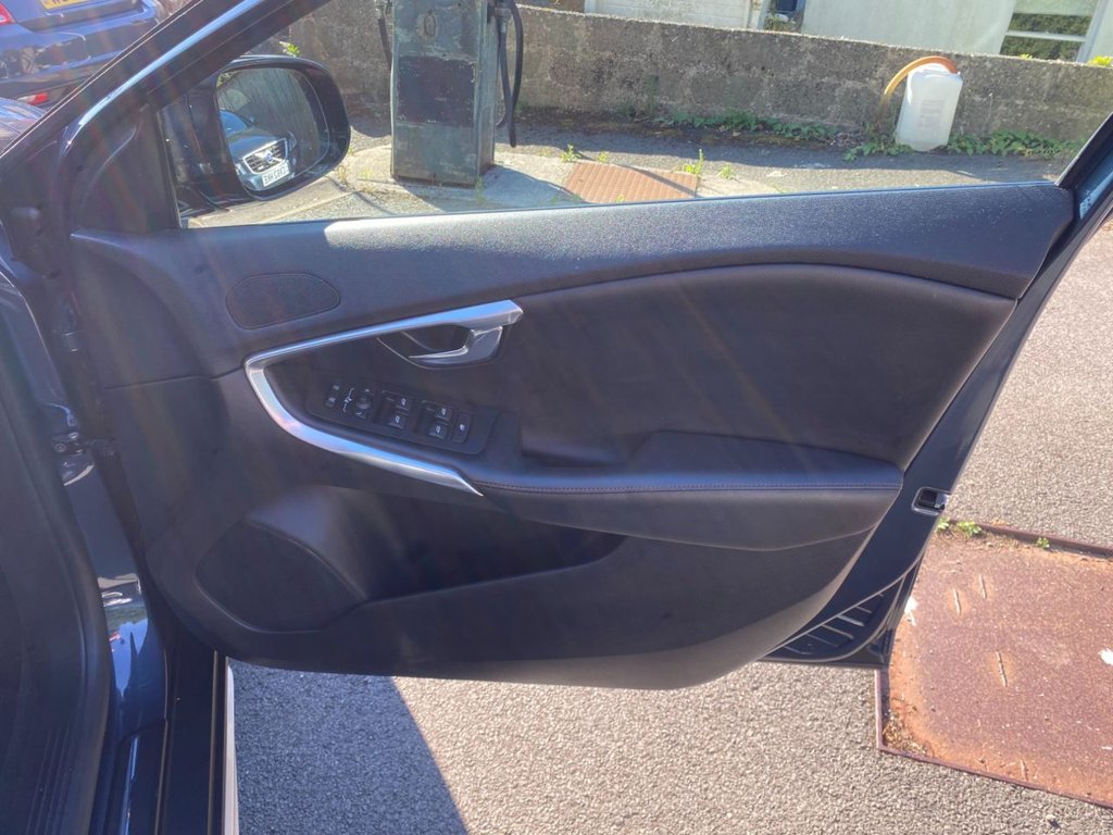 USED 2018 67 VOLVO V40 CROSS COUNTRY 1.5 T3 Pro Hatchback 5dr Petrol Auto Euro 6 (s/s) (152 ps) FULL SERVICE HISTORY