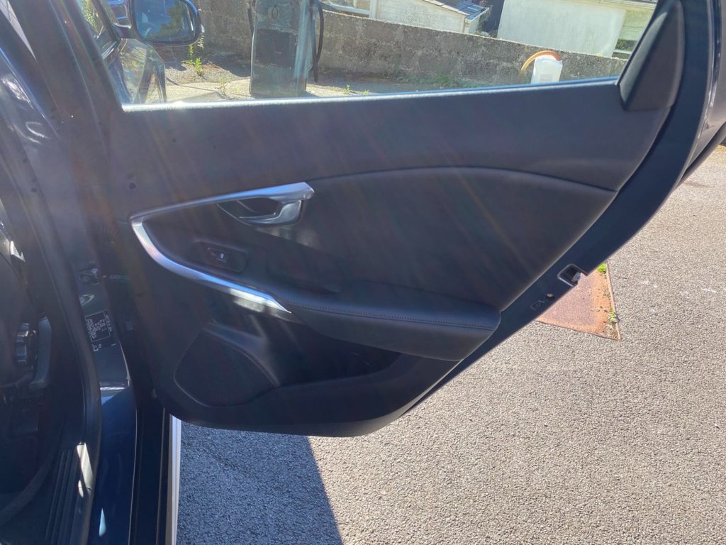 USED 2018 67 VOLVO V40 CROSS COUNTRY 1.5 T3 Pro Hatchback 5dr Petrol Auto Euro 6 (s/s) (152 ps) FULL SERVICE HISTORY