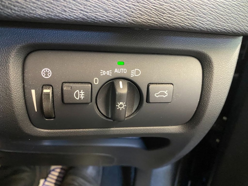 USED 2018 67 VOLVO V40 CROSS COUNTRY 1.5 T3 Pro Hatchback 5dr Petrol Auto Euro 6 (s/s) (152 ps) FULL SERVICE HISTORY