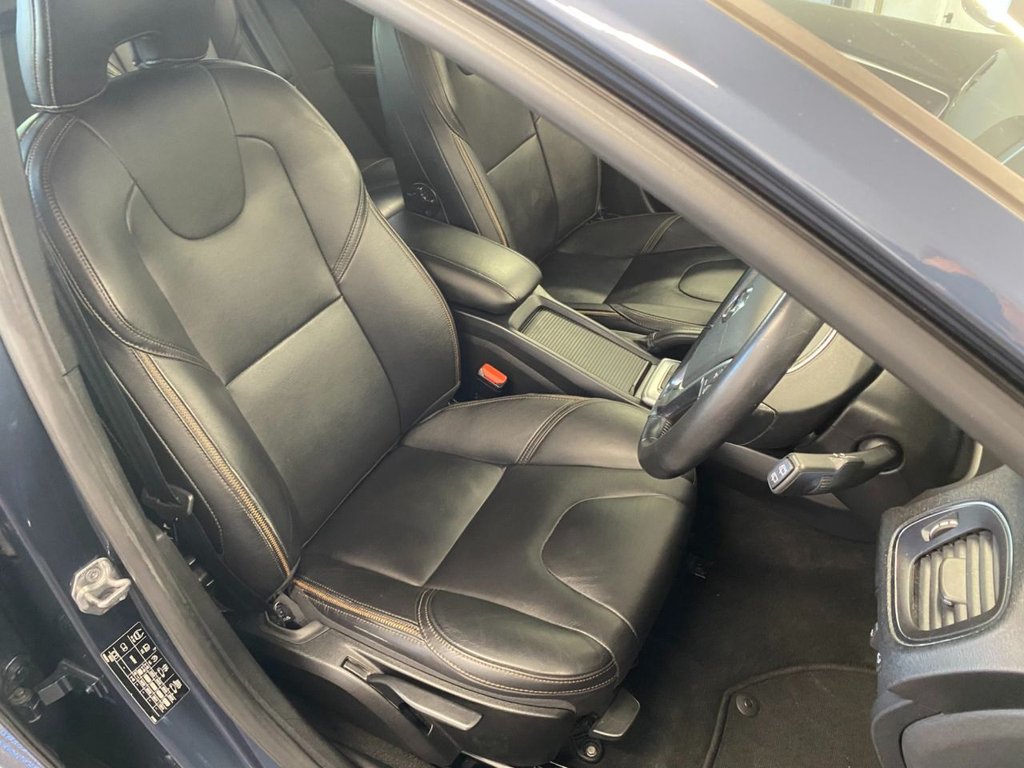 USED 2018 67 VOLVO V40 CROSS COUNTRY 1.5 T3 Pro Hatchback 5dr Petrol Auto Euro 6 (s/s) (152 ps) FULL SERVICE HISTORY