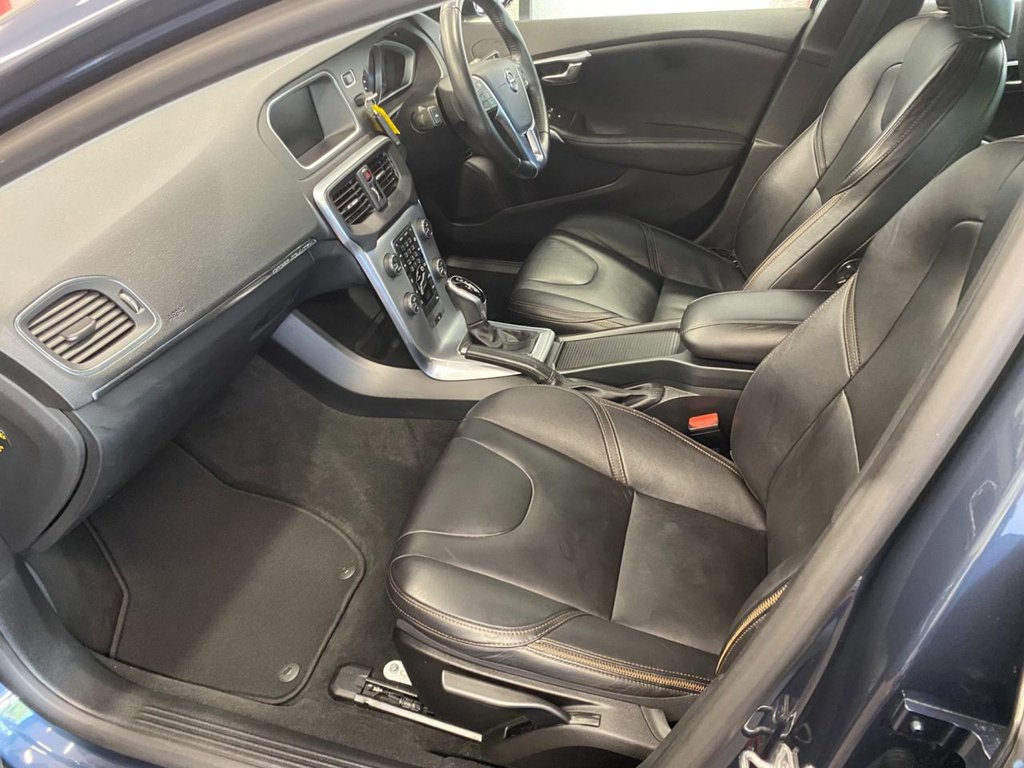 USED 2018 67 VOLVO V40 CROSS COUNTRY 1.5 T3 Pro Hatchback 5dr Petrol Auto Euro 6 (s/s) (152 ps) FULL SERVICE HISTORY