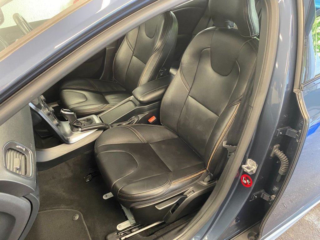 USED 2018 67 VOLVO V40 CROSS COUNTRY 1.5 T3 Pro Hatchback 5dr Petrol Auto Euro 6 (s/s) (152 ps) FULL SERVICE HISTORY
