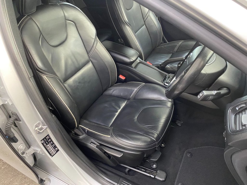 USED 2018 18 VOLVO V40 2.0 D4 R-Design Pro Hatchback 5dr Diesel Manual Euro 6 (s/s) (190 ps) GREAT SPECIFICATION R DESIGN V40