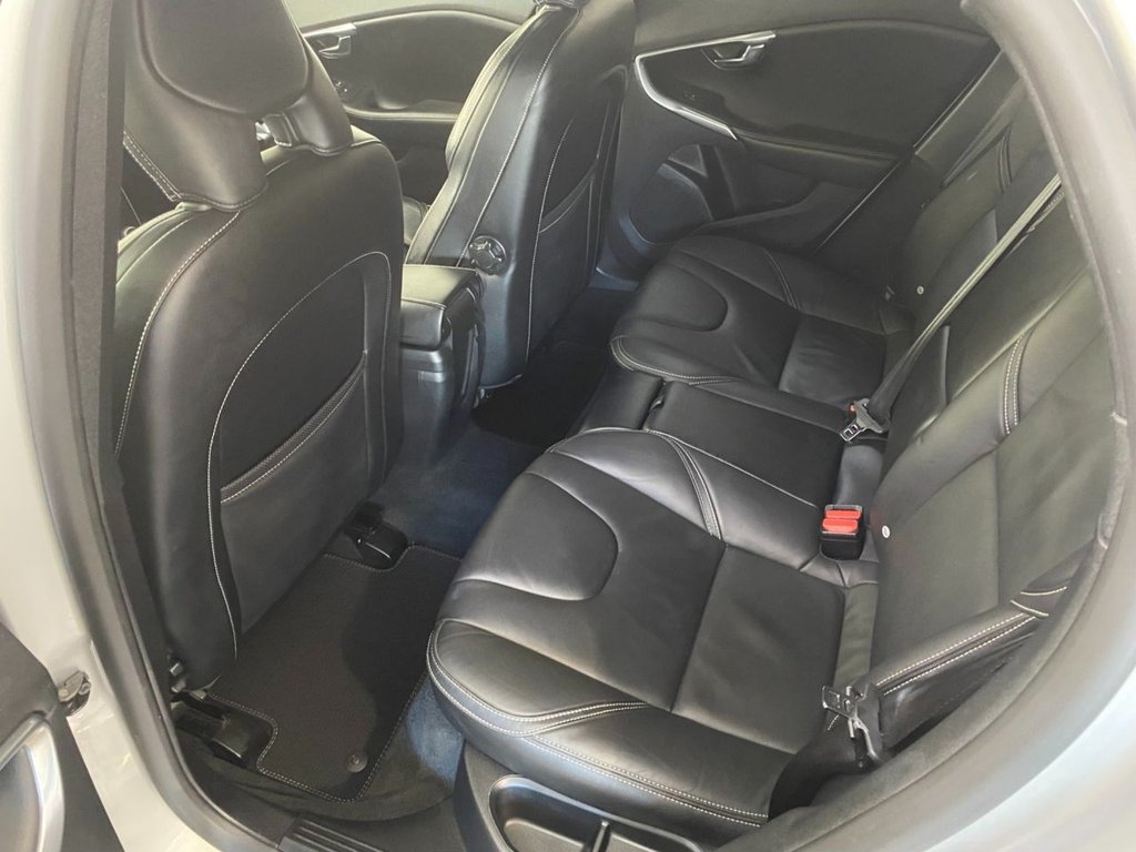 USED 2018 18 VOLVO V40 2.0 D4 R-Design Pro Hatchback 5dr Diesel Manual Euro 6 (s/s) (190 ps) GREAT SPECIFICATION R DESIGN V40