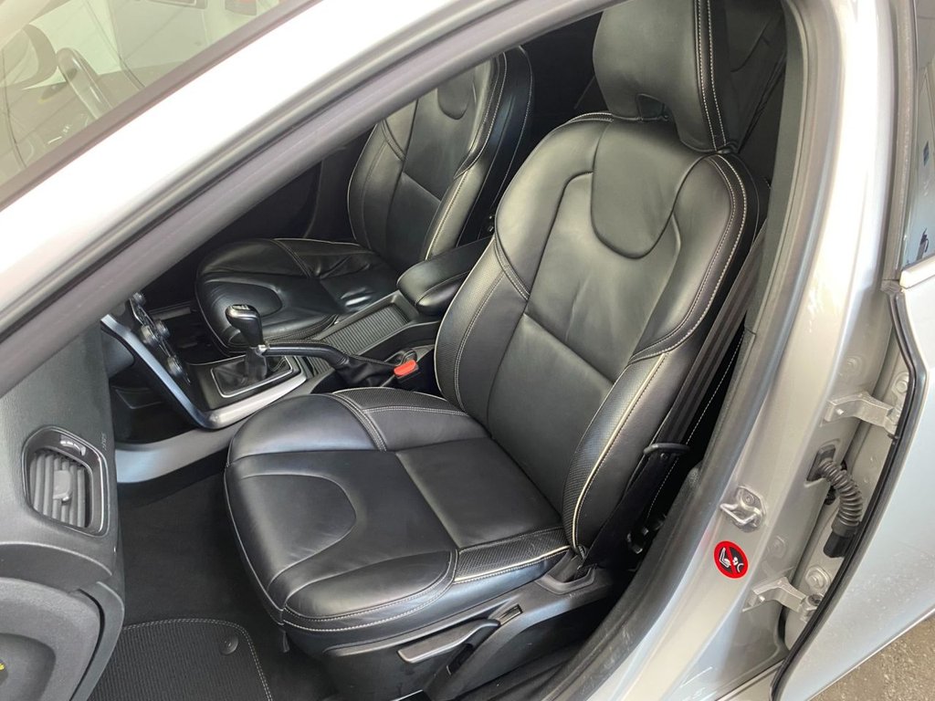 USED 2018 18 VOLVO V40 2.0 D4 R-Design Pro Hatchback 5dr Diesel Manual Euro 6 (s/s) (190 ps) GREAT SPECIFICATION R DESIGN V40