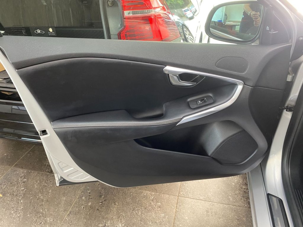 USED 2018 18 VOLVO V40 2.0 D4 R-Design Pro Hatchback 5dr Diesel Manual Euro 6 (s/s) (190 ps) GREAT SPECIFICATION R DESIGN V40