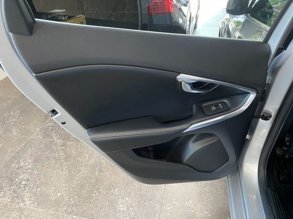 USED 2018 18 VOLVO V40 2.0 D4 R-Design Pro Hatchback 5dr Diesel Manual Euro 6 (s/s) (190 ps) GREAT SPECIFICATION R DESIGN V40