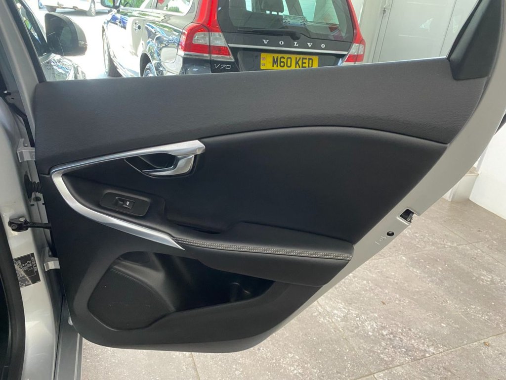USED 2018 18 VOLVO V40 2.0 D4 R-Design Pro Hatchback 5dr Diesel Manual Euro 6 (s/s) (190 ps) GREAT SPECIFICATION R DESIGN V40
