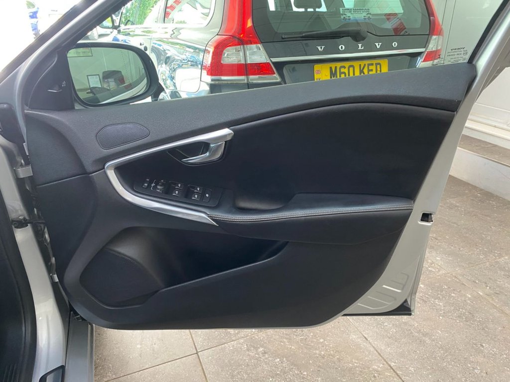 USED 2018 18 VOLVO V40 2.0 D4 R-Design Pro Hatchback 5dr Diesel Manual Euro 6 (s/s) (190 ps) GREAT SPECIFICATION R DESIGN V40