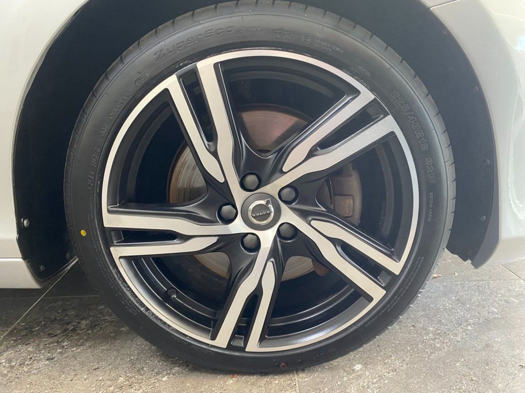 USED 2018 18 VOLVO V40 2.0 D4 R-Design Pro Hatchback 5dr Diesel Manual Euro 6 (s/s) (190 ps) GREAT SPECIFICATION R DESIGN V40