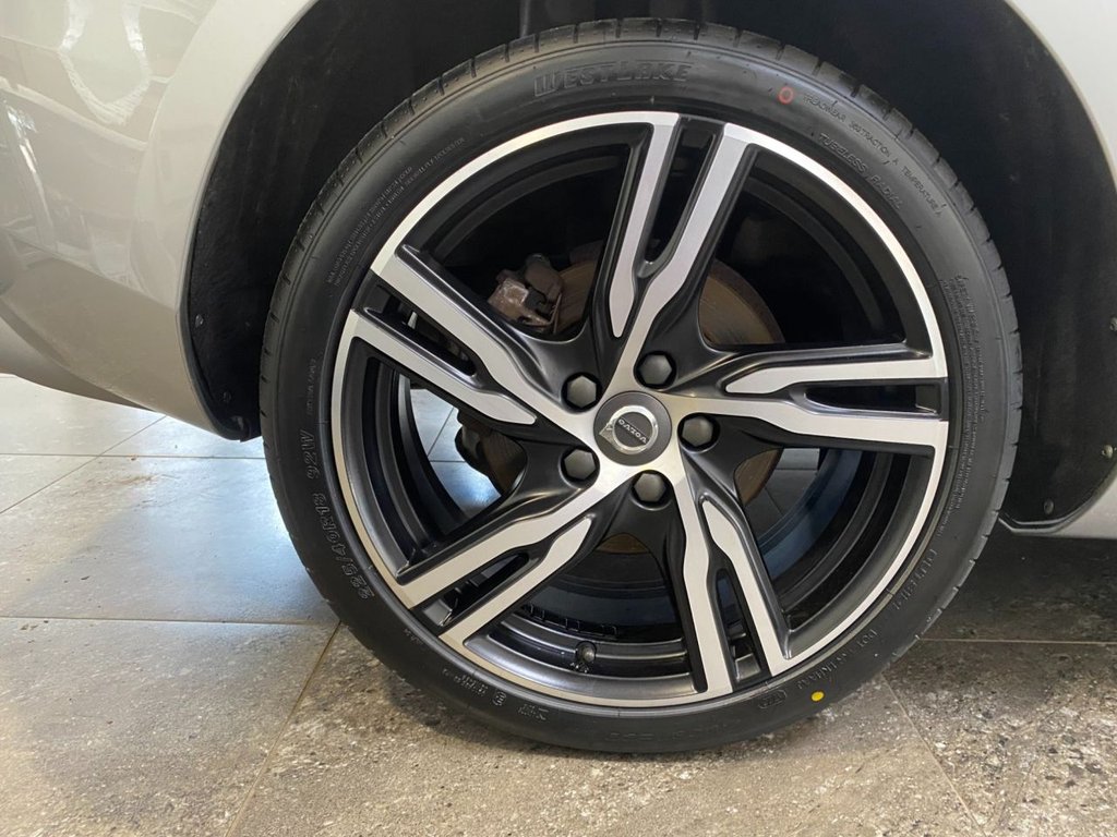 USED 2018 18 VOLVO V40 2.0 D4 R-Design Pro Hatchback 5dr Diesel Manual Euro 6 (s/s) (190 ps) GREAT SPECIFICATION R DESIGN V40