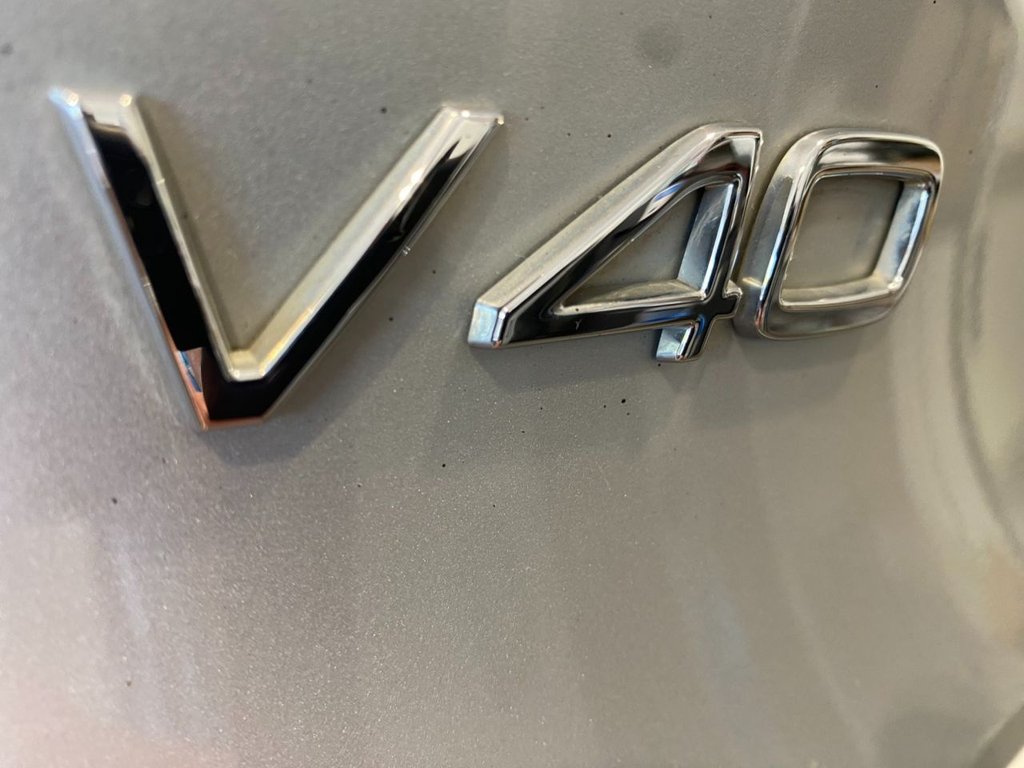 USED 2018 18 VOLVO V40 2.0 D4 R-Design Pro Hatchback 5dr Diesel Manual Euro 6 (s/s) (190 ps) GREAT SPECIFICATION R DESIGN V40