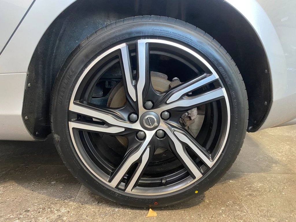 USED 2018 18 VOLVO V40 2.0 D4 R-Design Pro Hatchback 5dr Diesel Manual Euro 6 (s/s) (190 ps) GREAT SPECIFICATION R DESIGN V40