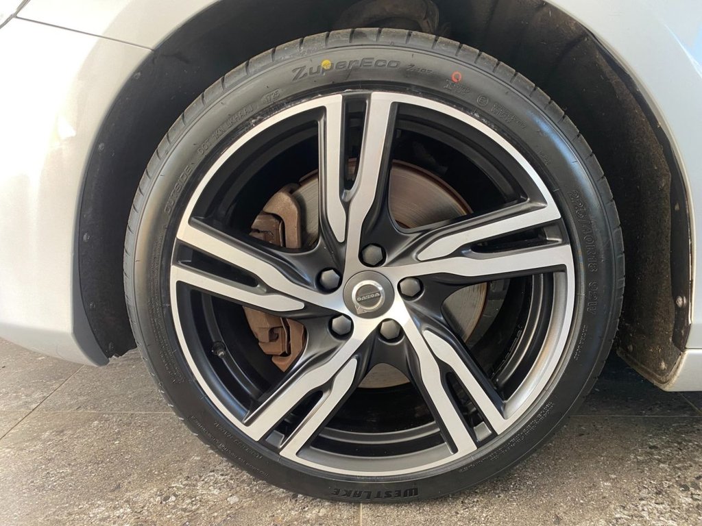USED 2018 18 VOLVO V40 2.0 D4 R-Design Pro Hatchback 5dr Diesel Manual Euro 6 (s/s) (190 ps) GREAT SPECIFICATION R DESIGN V40
