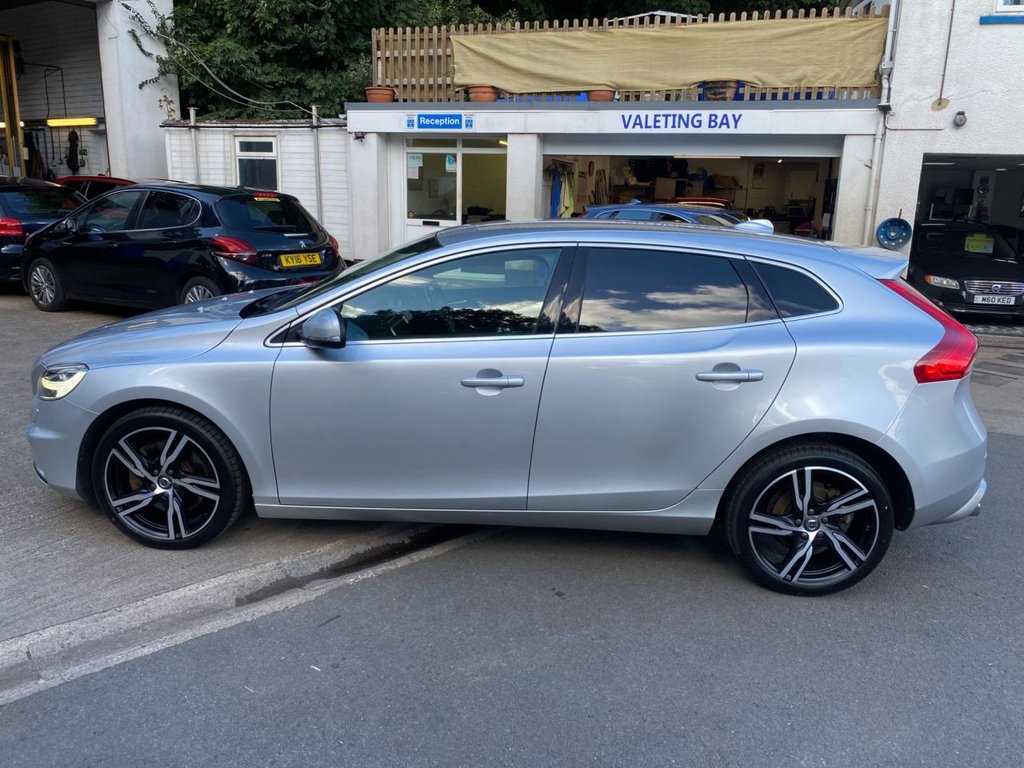 USED 2018 18 VOLVO V40 2.0 D4 R-Design Pro Hatchback 5dr Diesel Manual Euro 6 (s/s) (190 ps) GREAT SPECIFICATION R DESIGN V40