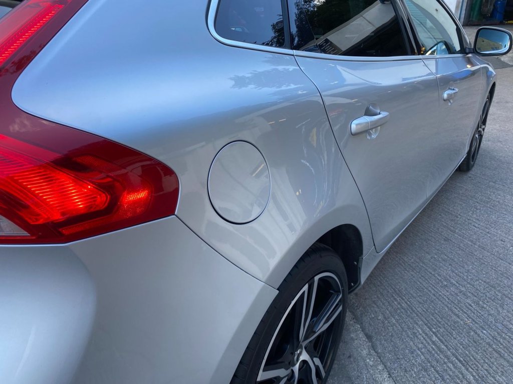 USED 2018 18 VOLVO V40 2.0 D4 R-Design Pro Hatchback 5dr Diesel Manual Euro 6 (s/s) (190 ps) GREAT SPECIFICATION R DESIGN V40