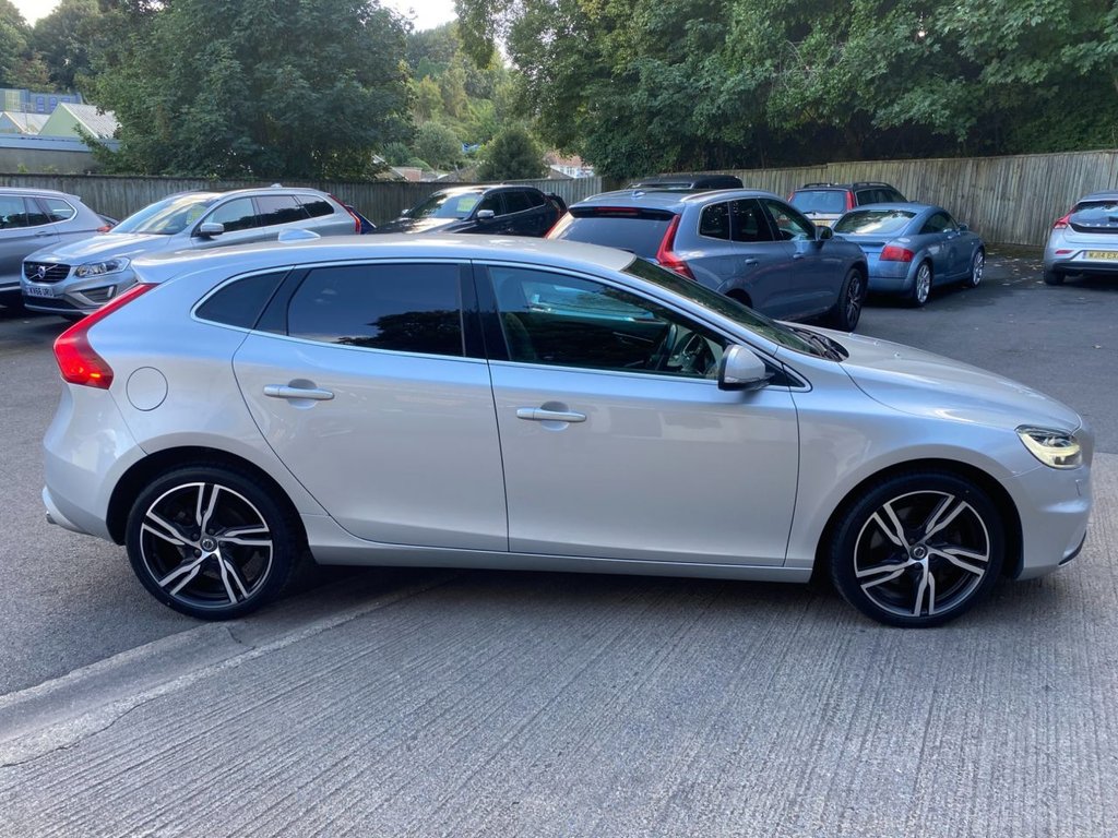 USED 2018 18 VOLVO V40 2.0 D4 R-Design Pro Hatchback 5dr Diesel Manual Euro 6 (s/s) (190 ps) GREAT SPECIFICATION R DESIGN V40