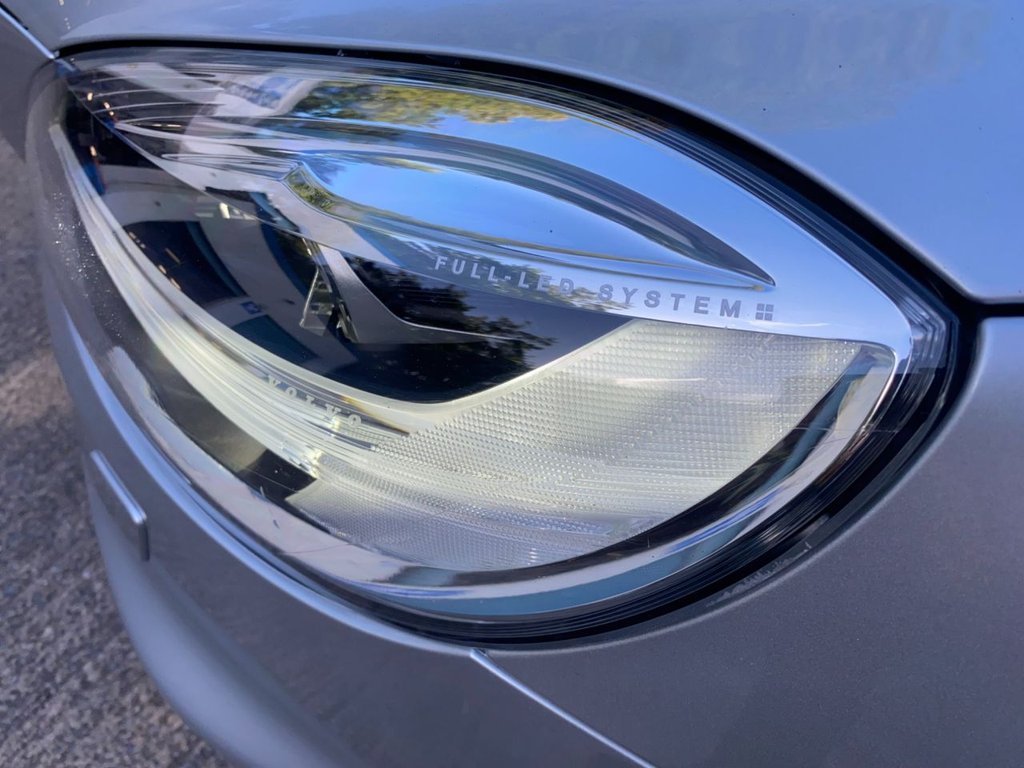 USED 2018 18 VOLVO V40 2.0 D4 R-Design Pro Hatchback 5dr Diesel Manual Euro 6 (s/s) (190 ps) GREAT SPECIFICATION R DESIGN V40