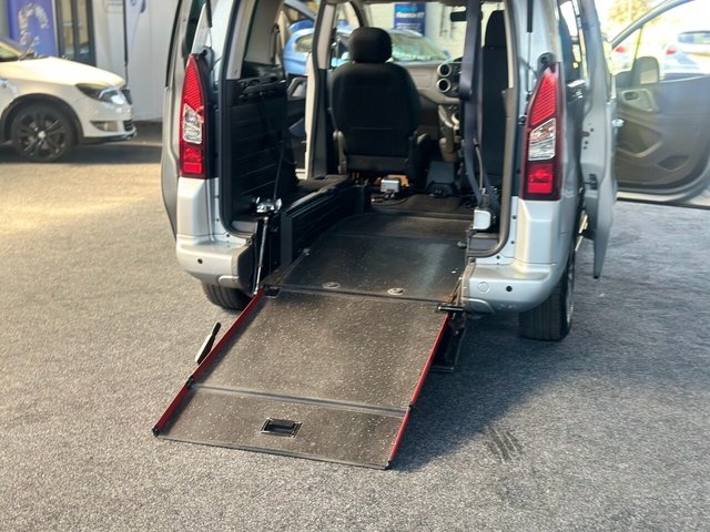 2017 PEUGEOT PARTNER TEPEE - Photo 4