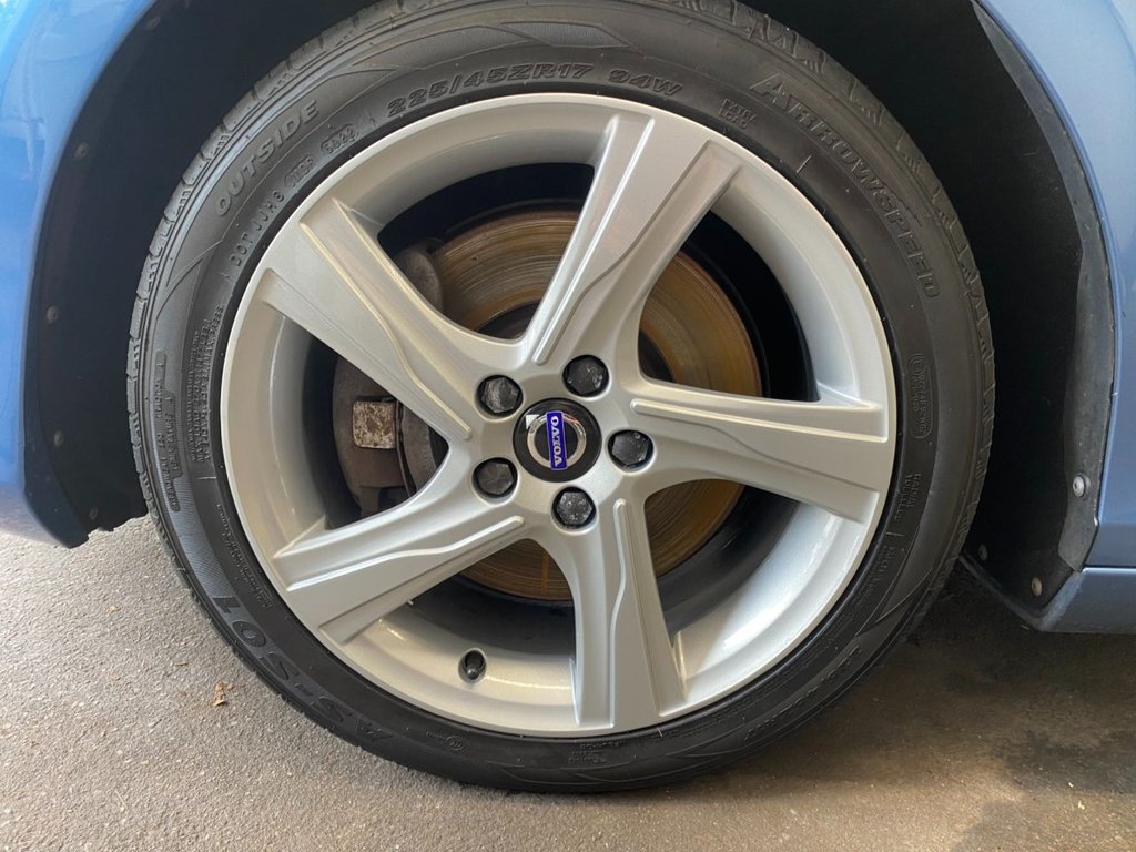 USED 2015 65 VOLVO V40 2.0 D4 R-Design Hatchback 5dr Diesel Auto Euro 6 (s/s) (190 ps) GREAT SPECIFICATION R DESIGN V40