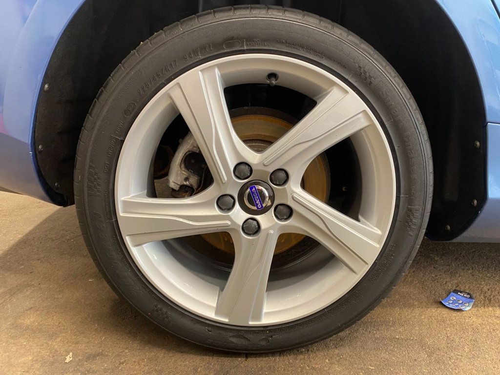 USED 2015 65 VOLVO V40 2.0 D4 R-Design Hatchback 5dr Diesel Auto Euro 6 (s/s) (190 ps) GREAT SPECIFICATION R DESIGN V40