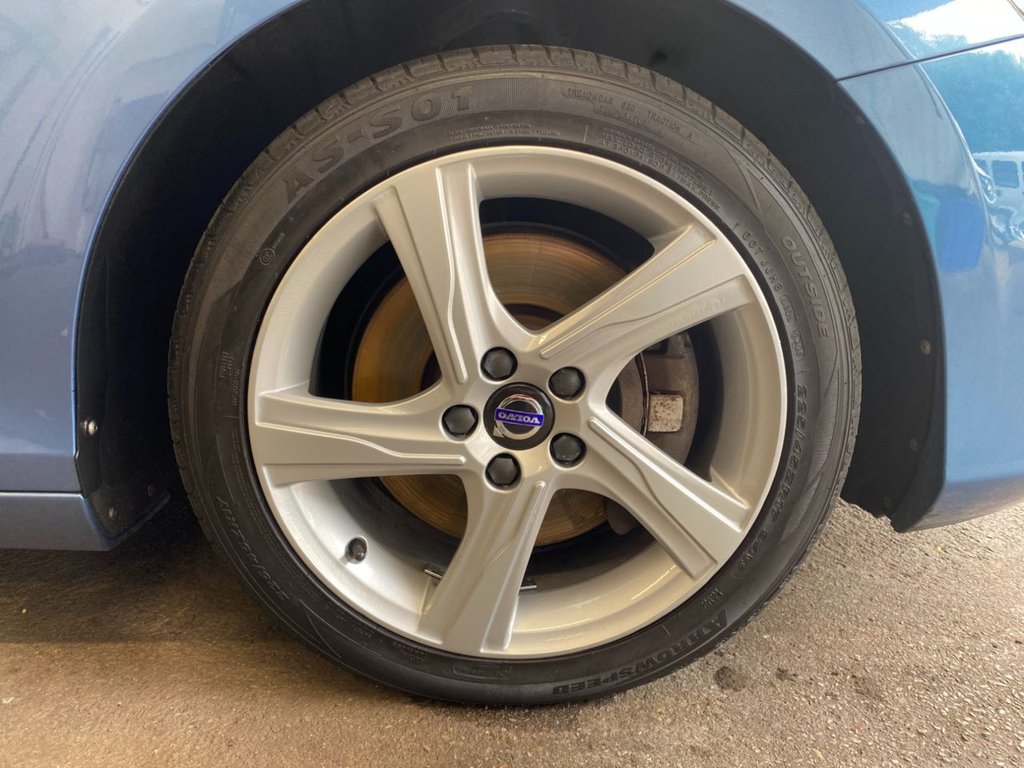 USED 2015 65 VOLVO V40 2.0 D4 R-Design Hatchback 5dr Diesel Auto Euro 6 (s/s) (190 ps) GREAT SPECIFICATION R DESIGN V40