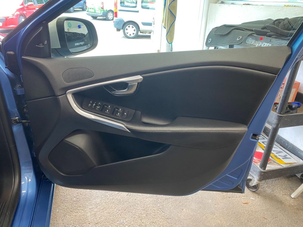 USED 2015 65 VOLVO V40 2.0 D4 R-Design Hatchback 5dr Diesel Auto Euro 6 (s/s) (190 ps) GREAT SPECIFICATION R DESIGN V40