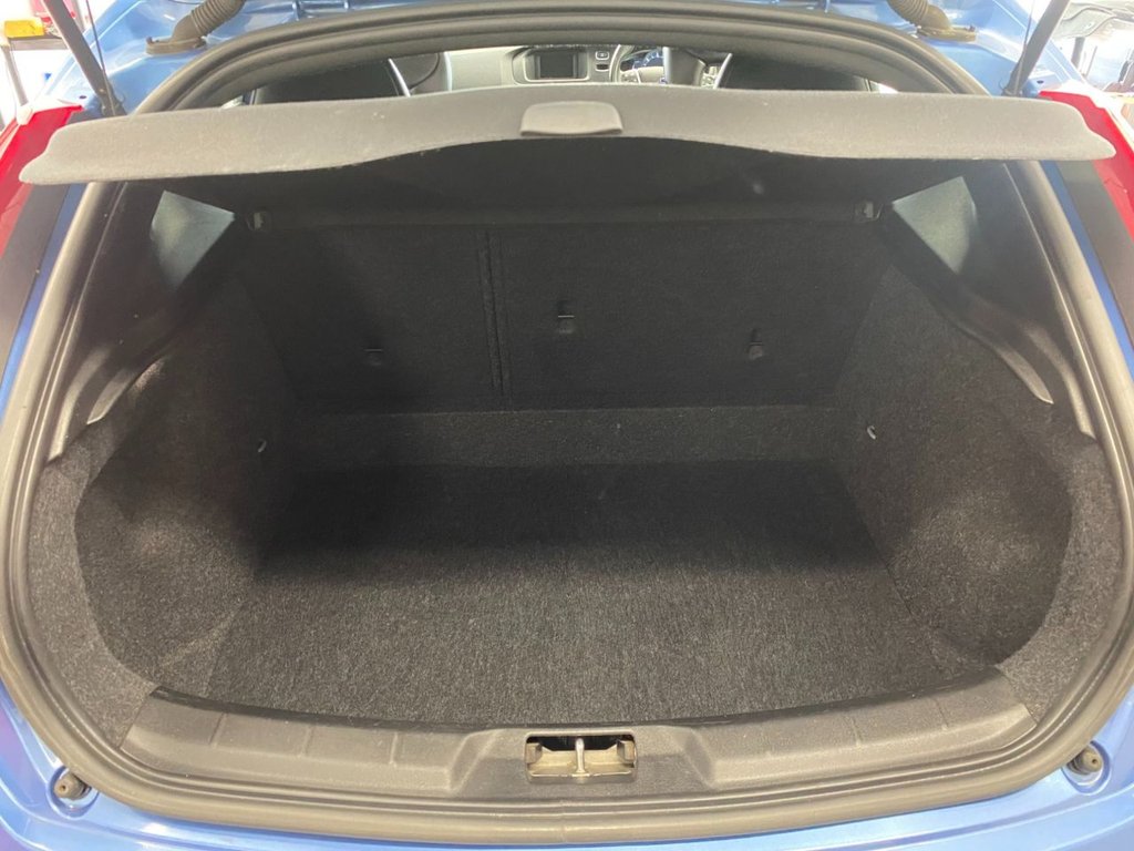 USED 2015 65 VOLVO V40 2.0 D4 R-Design Hatchback 5dr Diesel Auto Euro 6 (s/s) (190 ps) GREAT SPECIFICATION R DESIGN V40