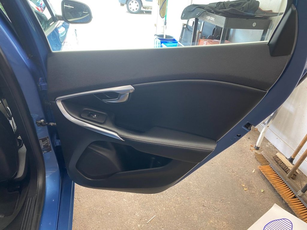 USED 2015 65 VOLVO V40 2.0 D4 R-Design Hatchback 5dr Diesel Auto Euro 6 (s/s) (190 ps) GREAT SPECIFICATION R DESIGN V40