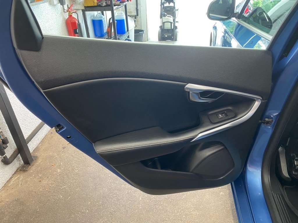 USED 2015 65 VOLVO V40 2.0 D4 R-Design Hatchback 5dr Diesel Auto Euro 6 (s/s) (190 ps) GREAT SPECIFICATION R DESIGN V40