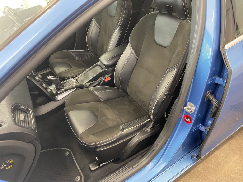 USED 2015 65 VOLVO V40 2.0 D4 R-Design Hatchback 5dr Diesel Auto Euro 6 (s/s) (190 ps) GREAT SPECIFICATION R DESIGN V40